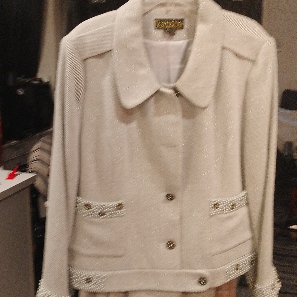 Donna Vinci 2 pc Jacket & Skirt.